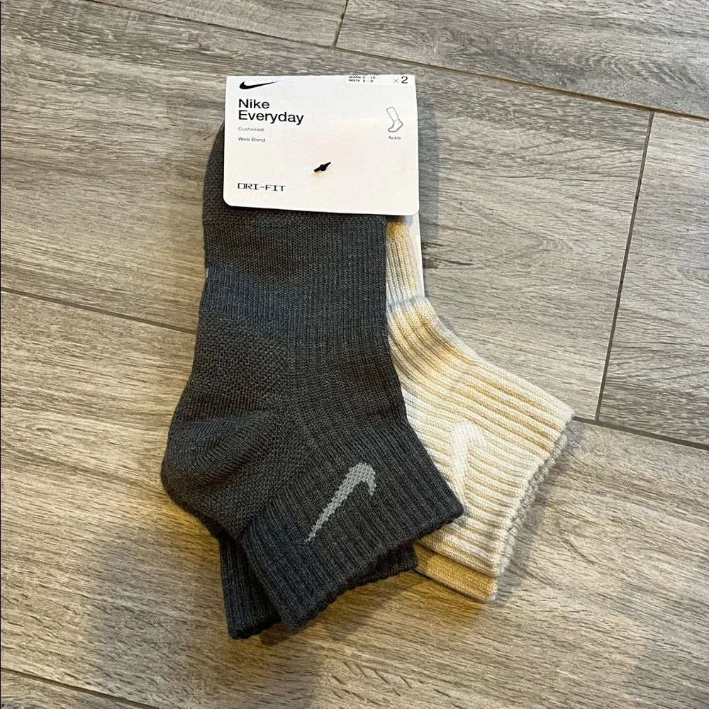 New!! Nike Everyday Dri-FIT Ankle Socks - Gray and Cream